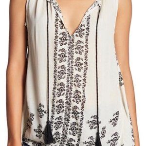 Romeo + Juliet Couture sleeveless blouse